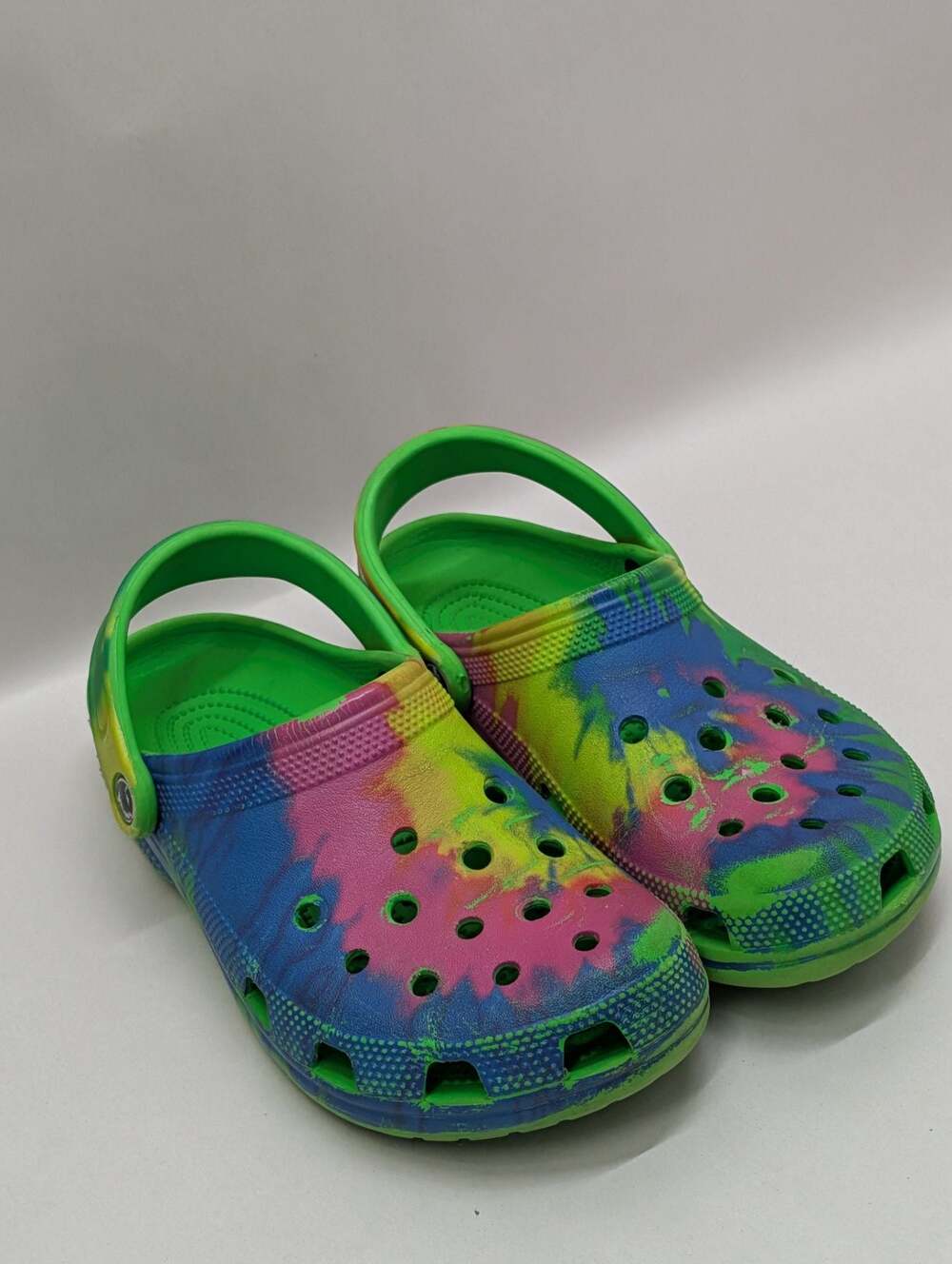 Crocs Classic Tie-Dye Graphic Clogs Sandals Multicolor size J6